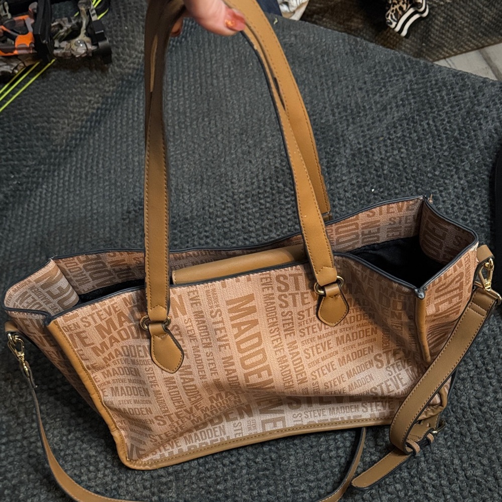 Steve Madden Tan and Brown Logo Briefcase/ carryon bag ( includes new wallet )! - Picture 8 of 14